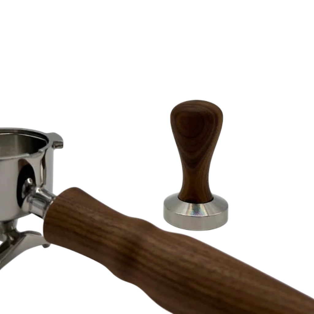 51 mm Tamper zusammengeschraubt mit Doppelauslauf Siebträger in Walnuss