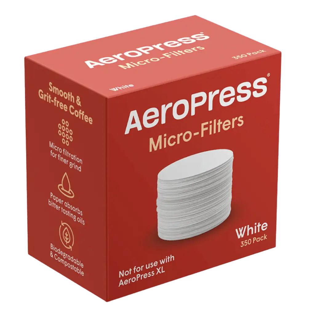 Rote Verpackung der AeroPress Micro-Filters mit 350 weißen Papierfiltern. Beschriftung: Smooth & grit-free coffee, biodegradable & compostable.