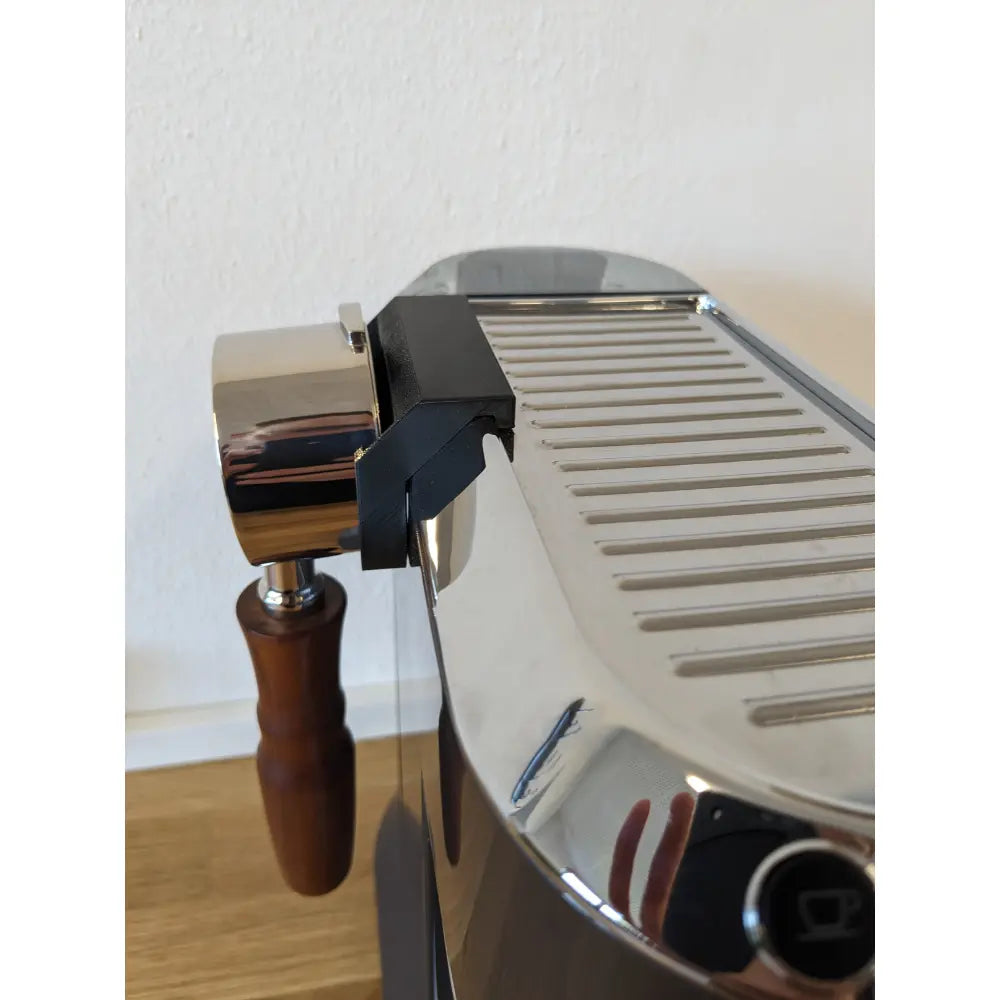 Nahaufnahme vom Siebträgerhalter an der Delonghi