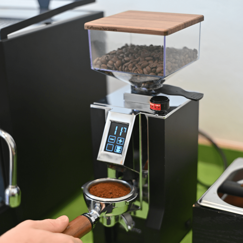 Eureka in Benutzung mit Kaffeemacher:innen Echtholzdeckel und Siebträger