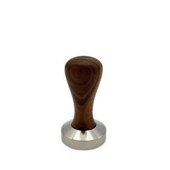 51 mm Tamper auf weißem Hintergrund mit Tamper Griff in Walnuss und Tamper Base zusammengeschraubt