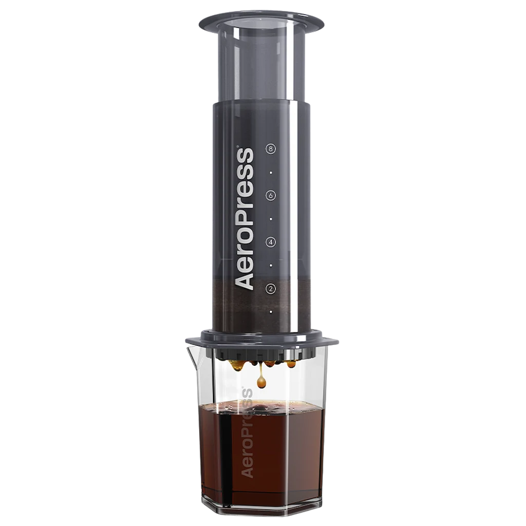 Kaffee läuft durch Aeropress XL