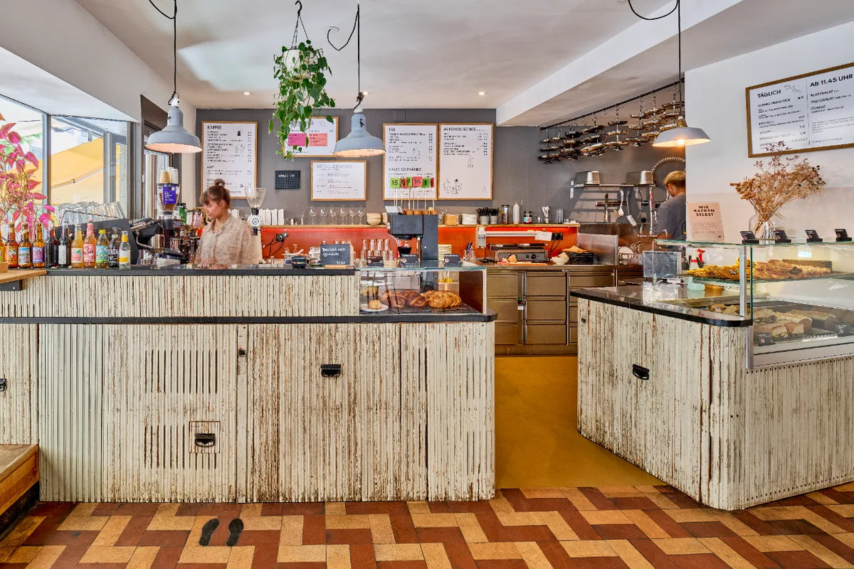 Tresen mit Gebäckvitrine im Café frühling Kleinbasel
