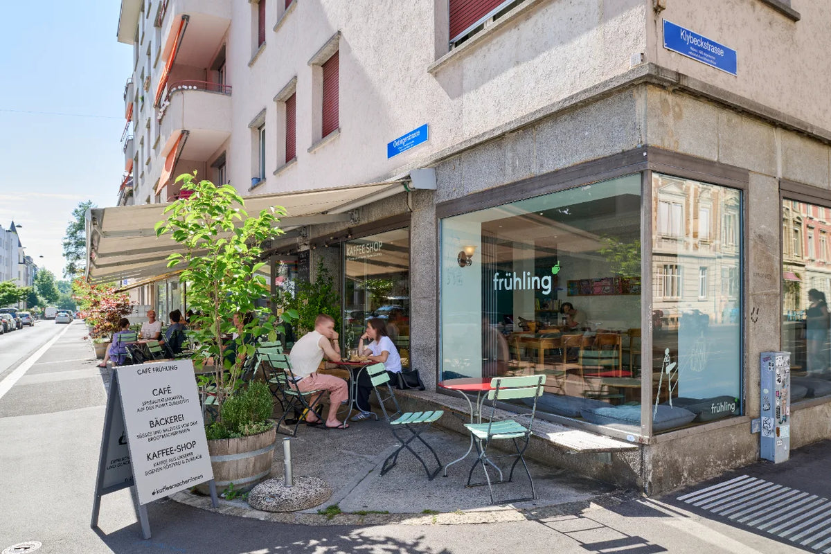 Café frühling an der Klybeckstrasse im Kleinbasel – Aussenbereich mit Sitzplätzen