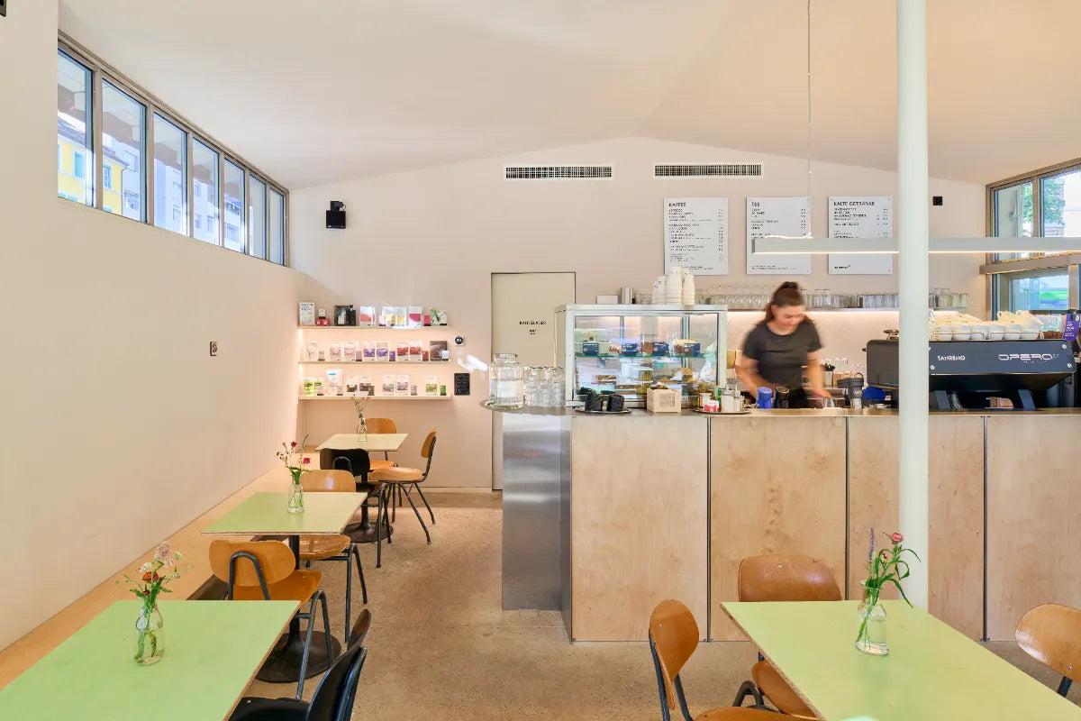 Café sommer Basel – Gastraum mit Kaffeetheke und Sanremo-Espressomaschine im Gundeli
