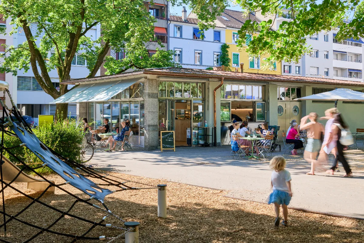 Café sommer Basel – Parkcafé-Terrasse im Gundeli neben dem Spielplatz