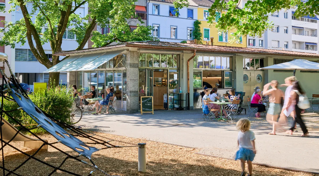 Café sommer Basel – Parkcafé-Terrasse im Gundeli neben dem Spielplatz