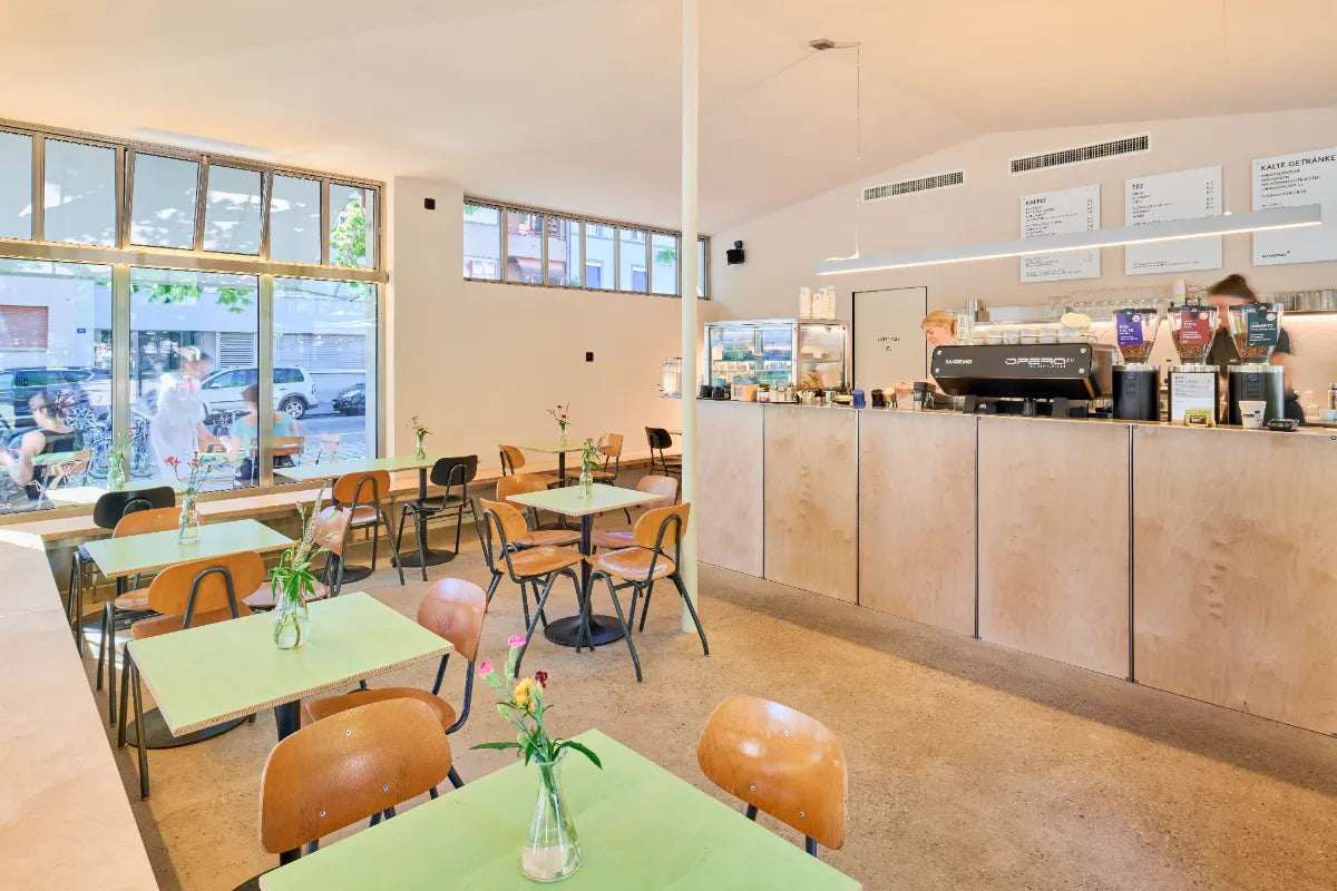 Café sommer Basel – Kaffeetheke mit Barista und Gastraum im Gundeli