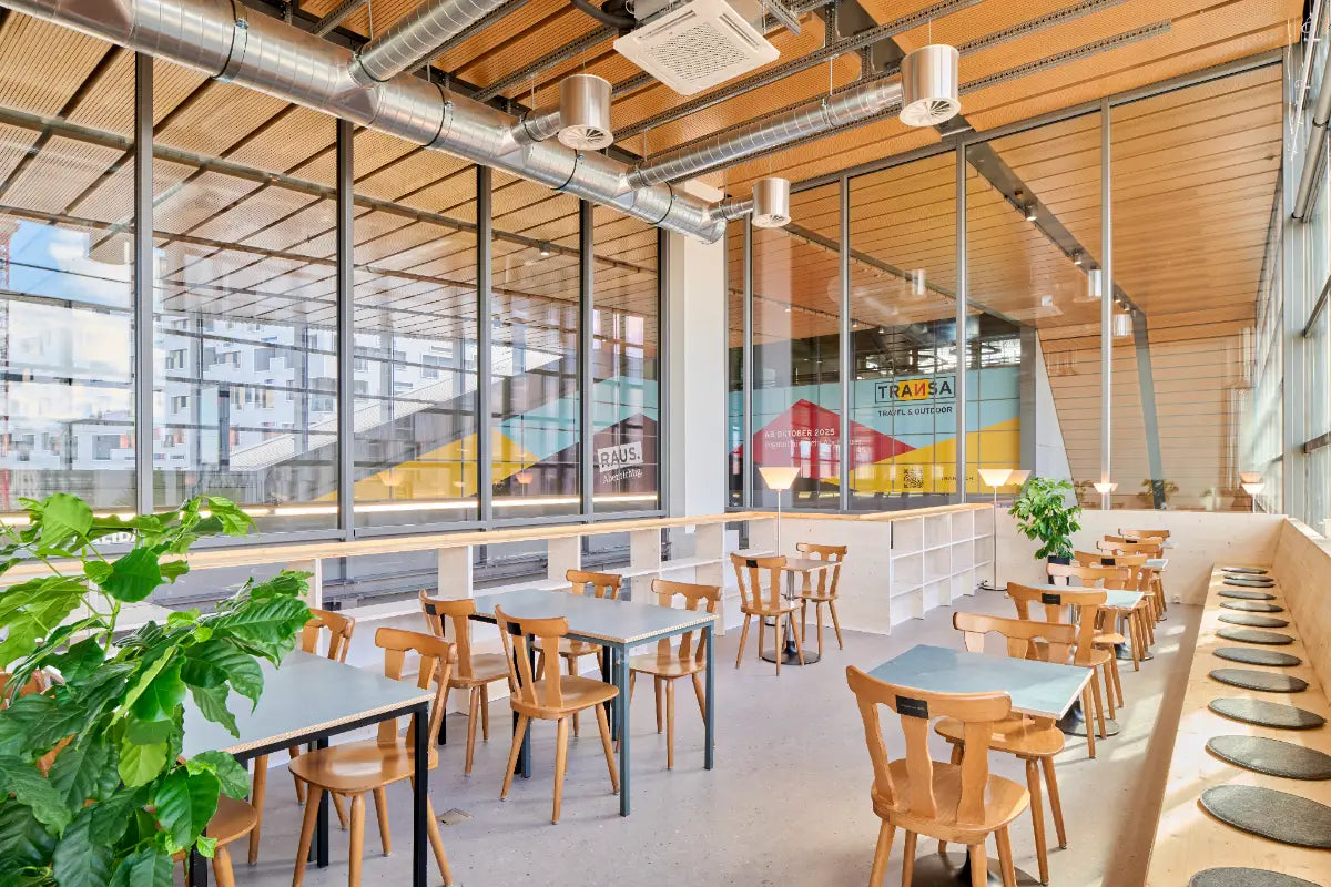 Sitzplätze im Kaffeemacher Café auf der Passerelle Bahnhof Basel SBB