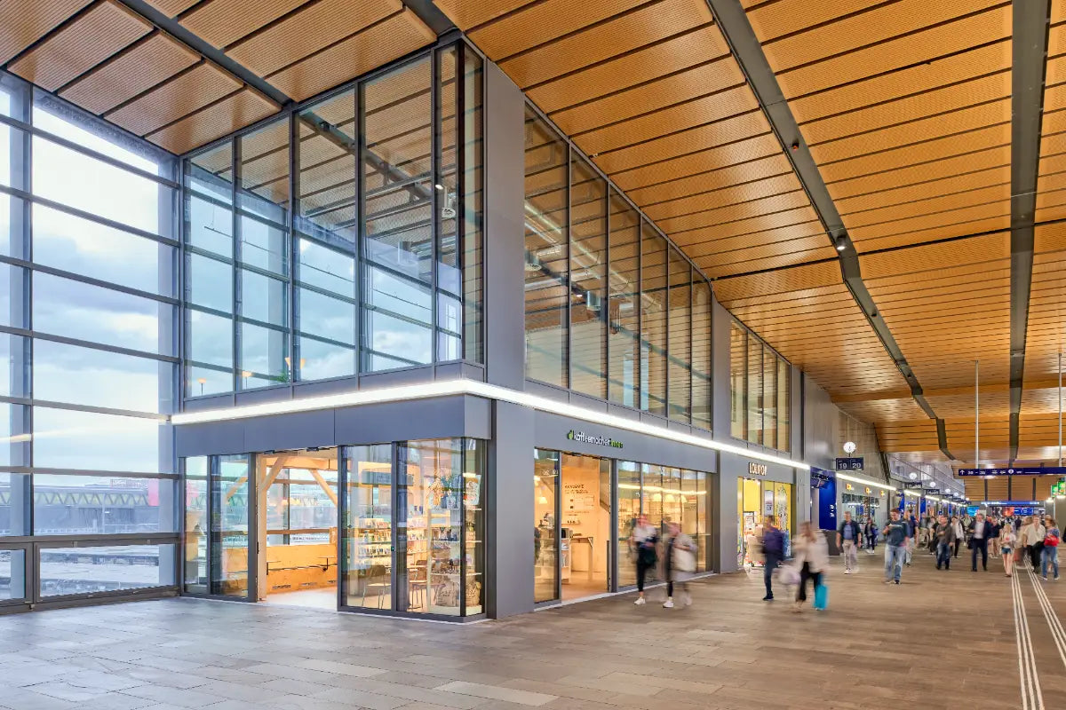 Helle Holzgalerie des Kaffeemacher Cafés im Bahnhof Basel SBB
