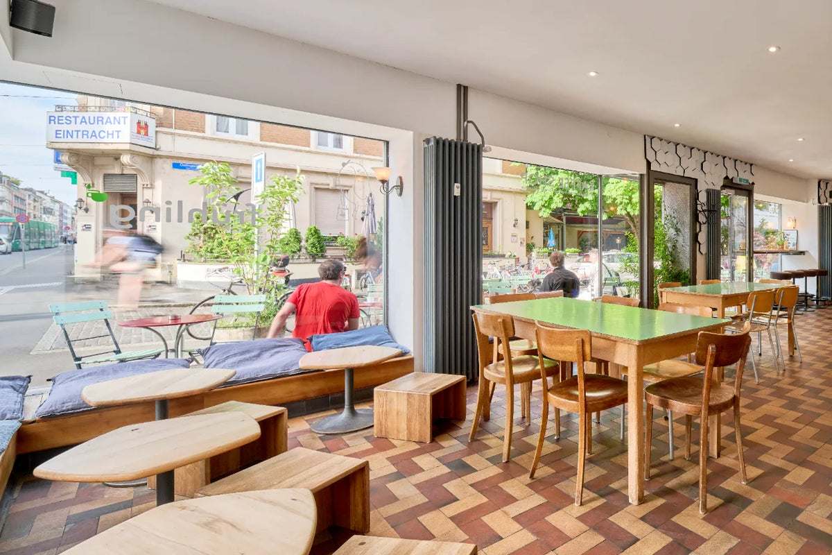 Fensterplatz im Café frühling Kleinbasel mit Blick auf die Klybeckstrasse