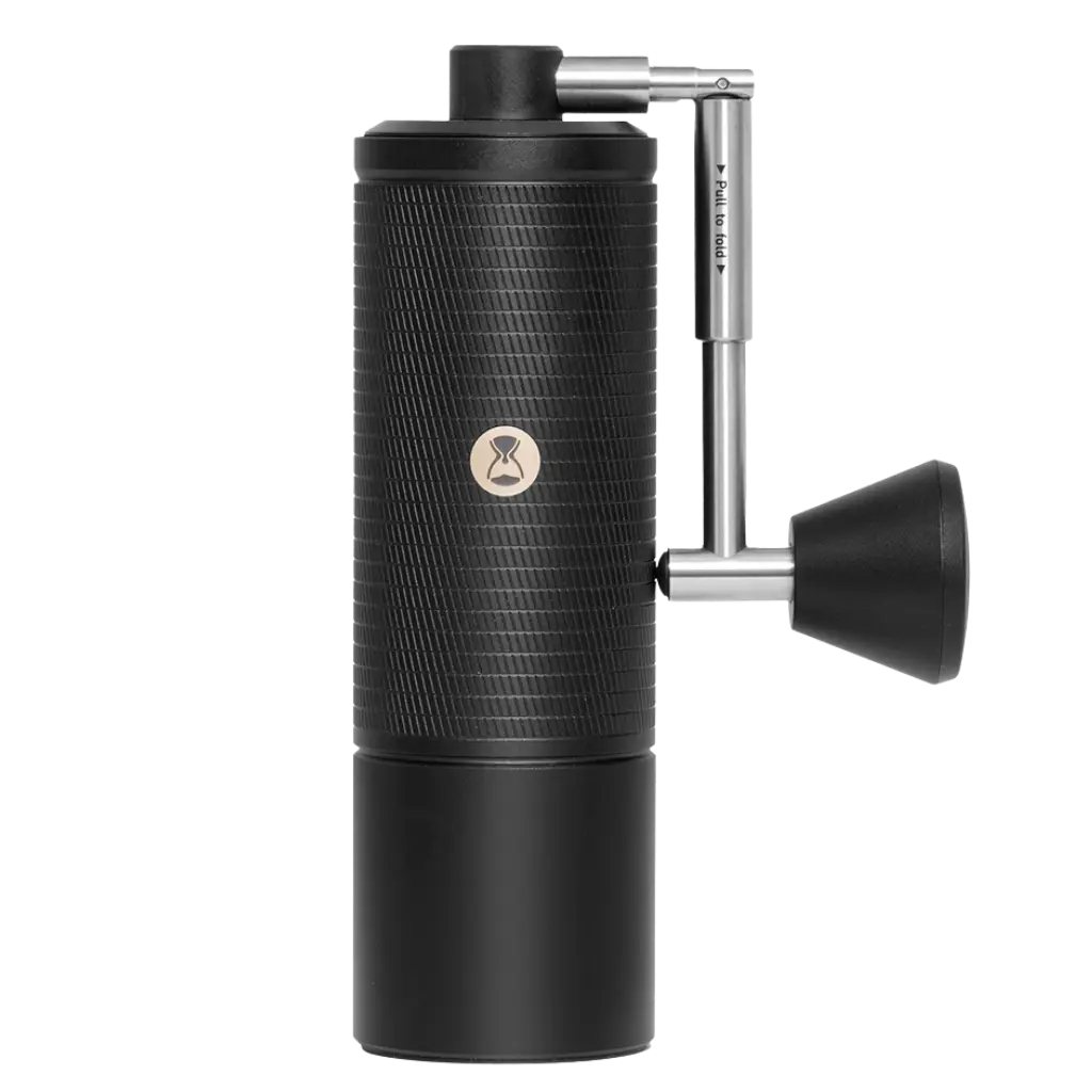 Freigestellte Frontansicht der Timemore C5 ESP Pro Handkaffeemühle in Schwarz, mit eingeklappter Edelstahlkurbel und strukturiertem Gehäuse.