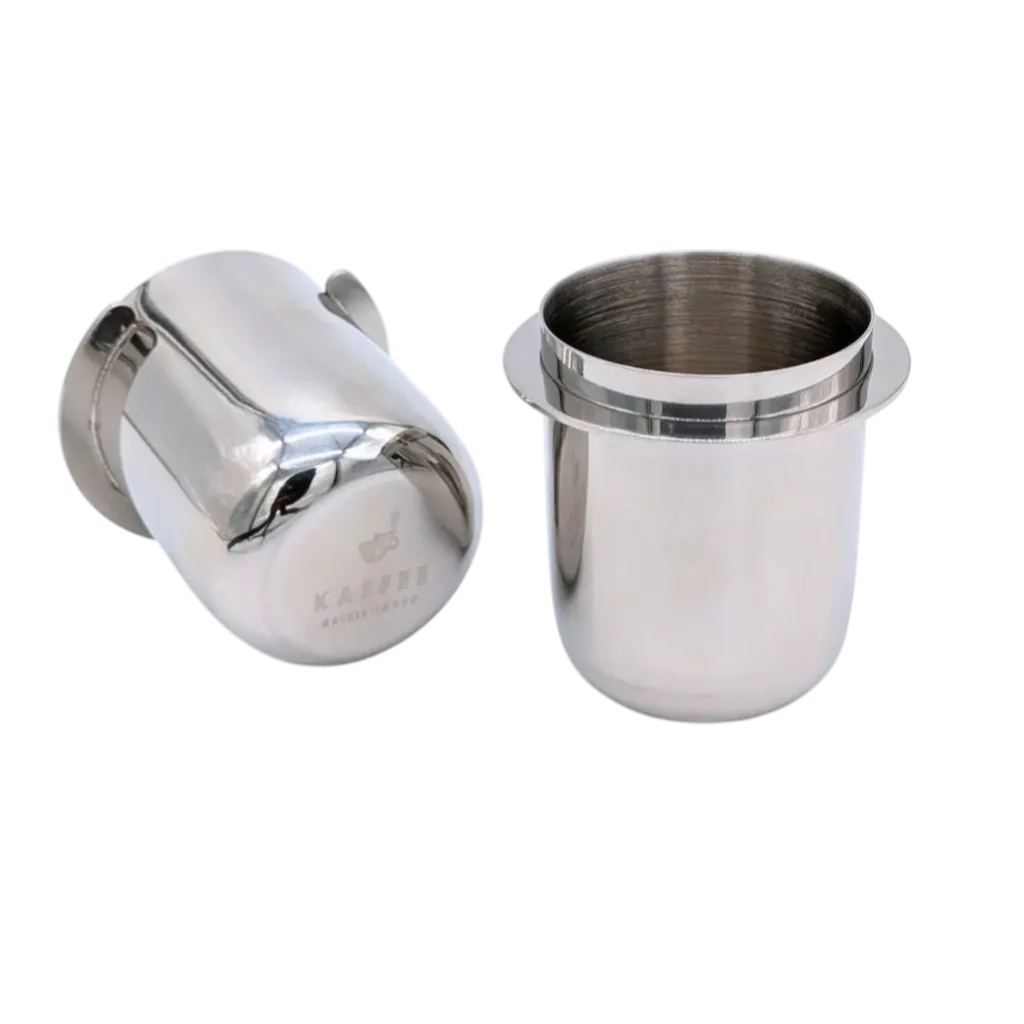 Zwei KM Messbecher 51mm, Frontansicht + ein Becher zeigt die Unterseite mit Kaffeemacher:innen Logo
