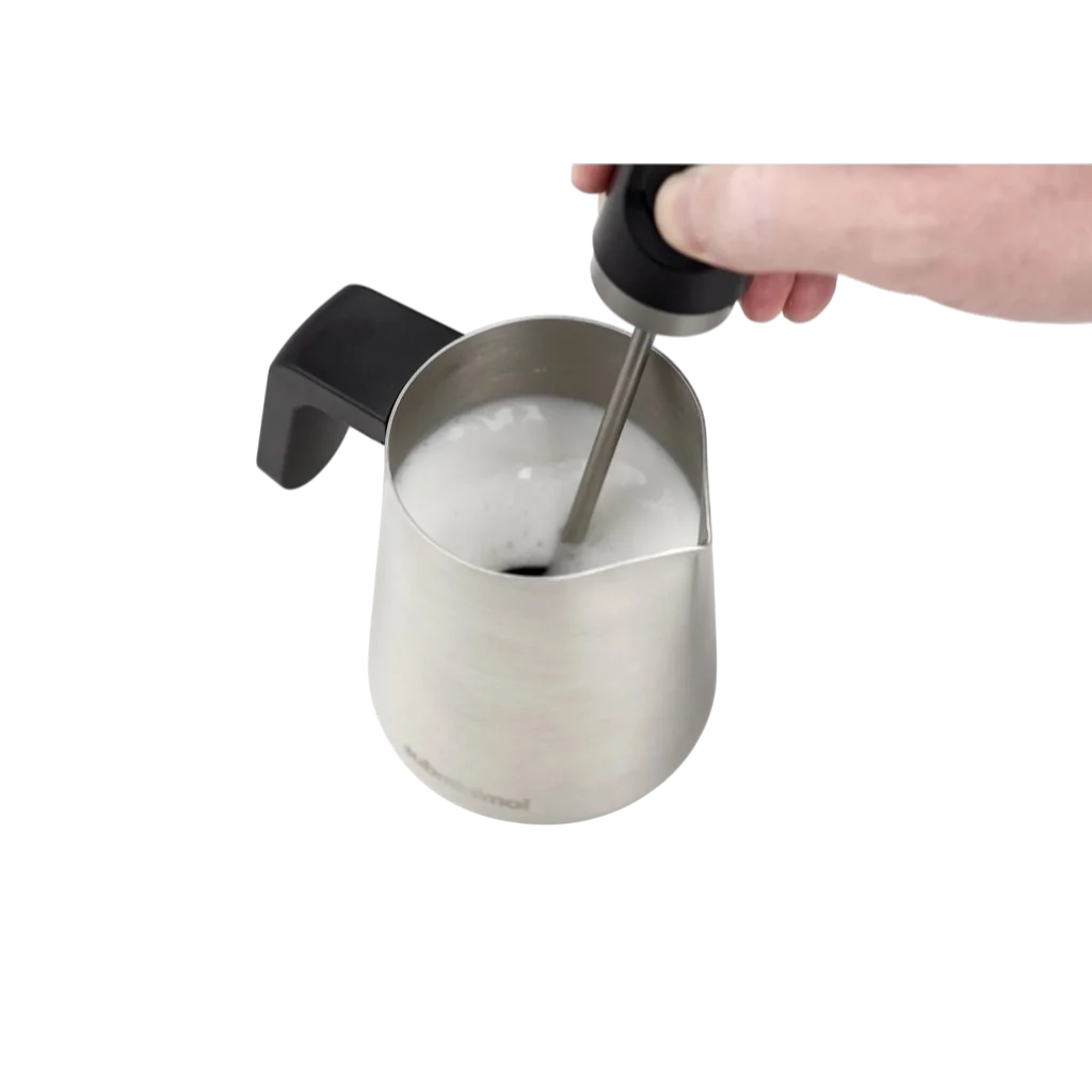 Nanofoamer Aktionsbild, Milch wird im Kännchen aufgeschäumt