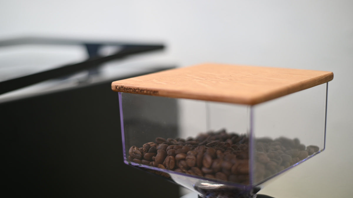 Kurzes Video einer Eureka Mühle in Verwendung mit unserem Kaffeemacher Eureka Echtholzdeckel